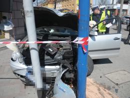 Pijany kierowca wjechał w autobus, po czym staranował sygnalizację