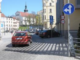 Wjeżdżając ul. Zwierzyniecką na Mały Rynek możemy pojechać prosto lub w lewo.