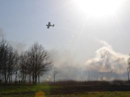 Ogromny pożar traw w Niemodlinie. W akcji samolot i helikopter.