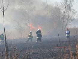 Ogromny pożar traw w Niemodlinie. W akcji samolot i helikopter.