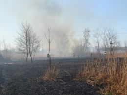 Ogromny pożar traw w Niemodlinie. W akcji samolot i helikopter.
