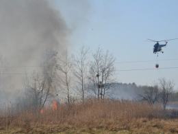 Ogromny pożar traw w Niemodlinie. W akcji samolot i helikopter.