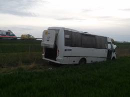 W autokarze jadącym autostradą wystrzeliła opona. 4 osoby w szpitalu.