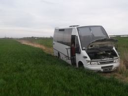 W autokarze jadącym autostradą wystrzeliła opona. 4 osoby w szpitalu.