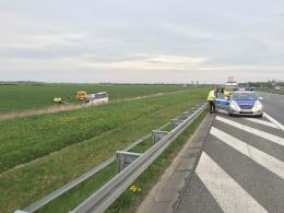 W autokarze jadącym autostradą wystrzeliła opona. 4 osoby w szpitalu.