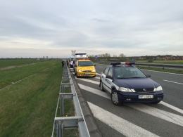 W autokarze jadącym autostradą wystrzeliła opona. 4 osoby w szpitalu.