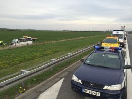 W autokarze jadącym autostradą wystrzeliła opona. 4 osoby w szpitalu.