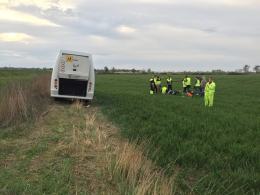W autokarze jadącym autostradą wystrzeliła opona. 4 osoby w szpitalu.