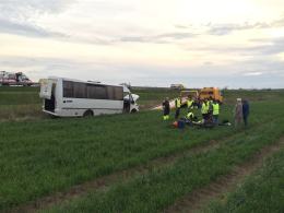 W autokarze jadącym autostradą wystrzeliła opona. 4 osoby w szpitalu.