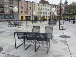 Mały Rynek się zmienia. Pojawiły się ławki, zazieleniły się drzewa.