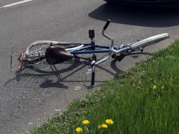 Rowerzysta zmieniał pas ruchu, wjechał pod samochód