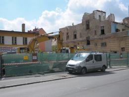 Trwa rozbiórka kamienicy na rogu ul. Katowickiej i 1 Maja