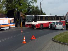 Renault podczas wyprzedzania zderzyło się z autobusem