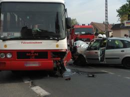Renault podczas wyprzedzania zderzyło się z autobusem