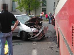 Renault podczas wyprzedzania zderzyło się z autobusem