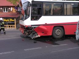 Renault podczas wyprzedzania zderzyło się z autobusem