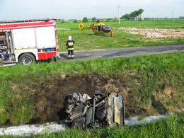 Samochód spłonął, kierowcę uratowali inni kierowcy