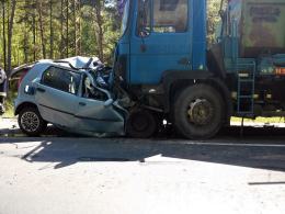 Fiat zderzył się z ciężarówką. Jedna osoba nie żyje.