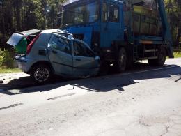 Fiat zderzył się z ciężarówką. Jedna osoba nie żyje.
