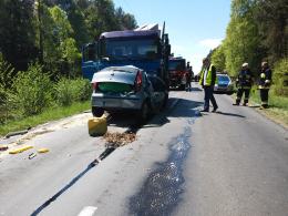 Fiat zderzył się z ciężarówką. Jedna osoba nie żyje.