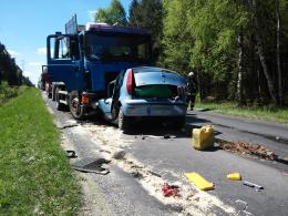 Fiat zderzył się z ciężarówką. Jedna osoba nie żyje.