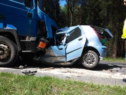Fiat zderzył się z ciężarówką. Jedna osoba nie żyje.