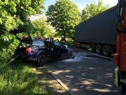 Czołowe zderzenie samochodu z ciężarówką. Zobacz moment wypadku na filmie!