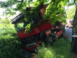 Czołowe zderzenie samochodu z ciężarówką. Zobacz moment wypadku na filmie!
