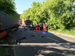 Czołowe zderzenie samochodu z ciężarówką. Zobacz moment wypadku na filmie!