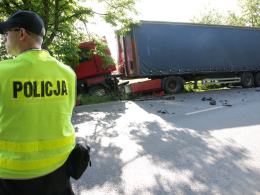 Czołowe zderzenie samochodu z ciężarówką. Zobacz moment wypadku na filmie!