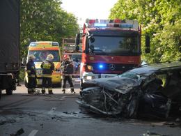 Czołowe zderzenie samochodu z ciężarówką. Zobacz moment wypadku na filmie!
