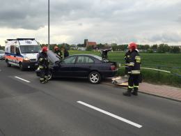 Barierka przebiła auto na wylot. Pasażerowie mieli szczęście.