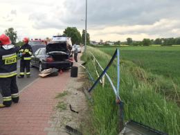 Barierka przebiła auto na wylot. Pasażerowie mieli szczęście.