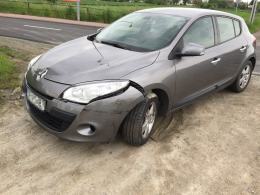 Barierka przebiła auto na wylot. Pasażerowie mieli szczęście.
