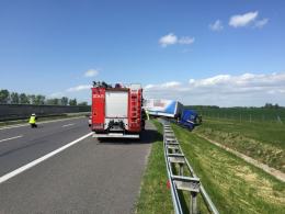 Ciężarówka staranowała barierki na autostradzie A4