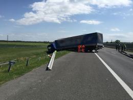 Ciężarówka staranowała barierki na autostradzie A4