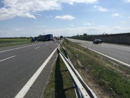 Ciężarówka staranowała barierki na autostradzie A4