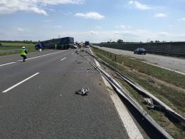 Ciężarówka staranowała barierki na autostradzie A4