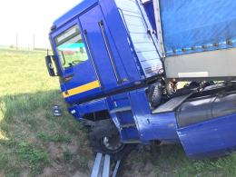 Ciężarówka staranowała barierki na autostradzie A4