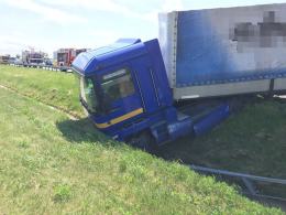 Ciężarówka staranowała barierki na autostradzie A4