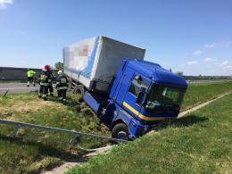 Ciężarówka staranowała barierki na autostradzie A4
