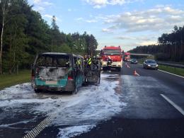 Bus spłonął po zderzeniu z lawetą na autostradzie A4