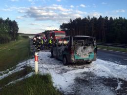 Bus spłonął po zderzeniu z lawetą na autostradzie A4