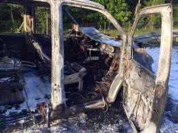 Bus spłonął po zderzeniu z lawetą na autostradzie A4