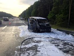 Bus spłonął po zderzeniu z lawetą na autostradzie A4