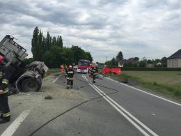 Czołowe zderzenie w Folwarku. Zginął 33-letni kierowca opla.