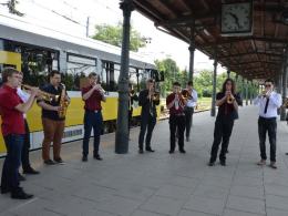 Niezwykły pociąg - Opolski Ekspres Dęty - odjechał z peronu 1