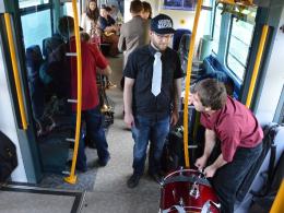 Niezwykły pociąg - Opolski Ekspres Dęty - odjechał z peronu 1