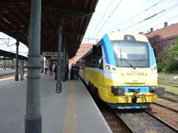 Niezwykły pociąg - Opolski Ekspres Dęty - odjechał z peronu 1
