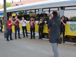 Niezwykły pociąg - Opolski Ekspres Dęty - odjechał z peronu 1